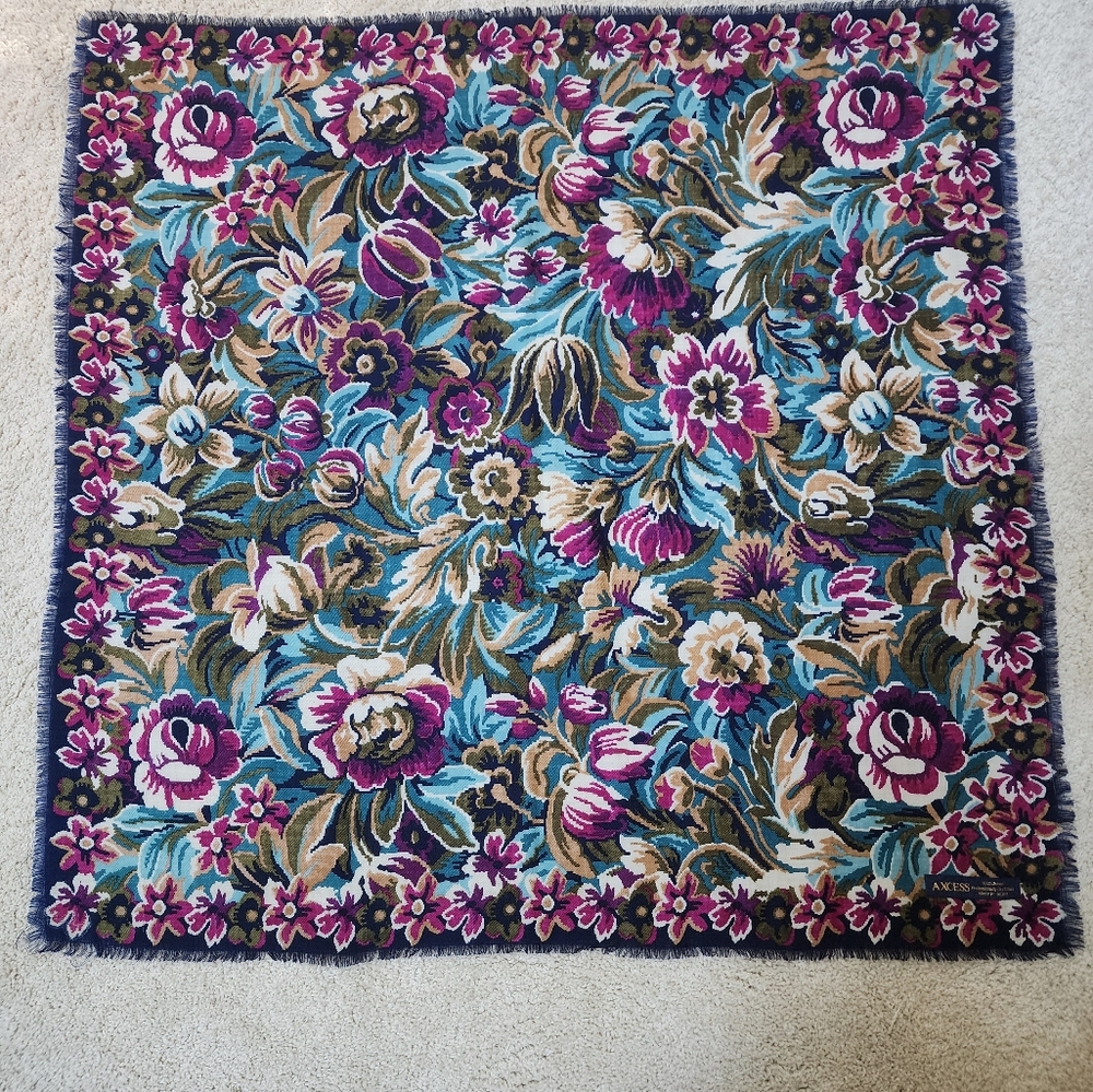 VINTAGE FLORAL FINELY WOVEN LIGHT WEIGHT WOOL SCARF MADE IN JAPAN 33" SQUARE NEW